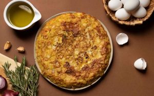 Una frittata in un piatto