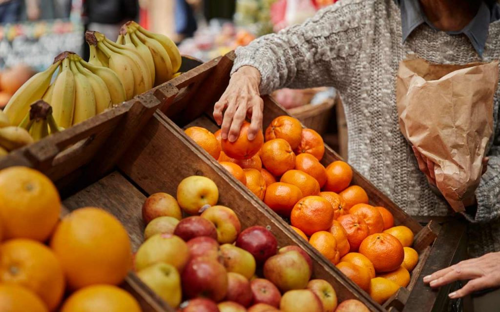 Frutta troppo ‘morbida’, non osare buttarla: basta un po’ di acqua e sembra appena raccolta | Il fruttivendolo ha vuotato il sacco