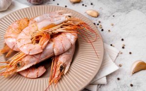 Gamberi crudi in un piatto