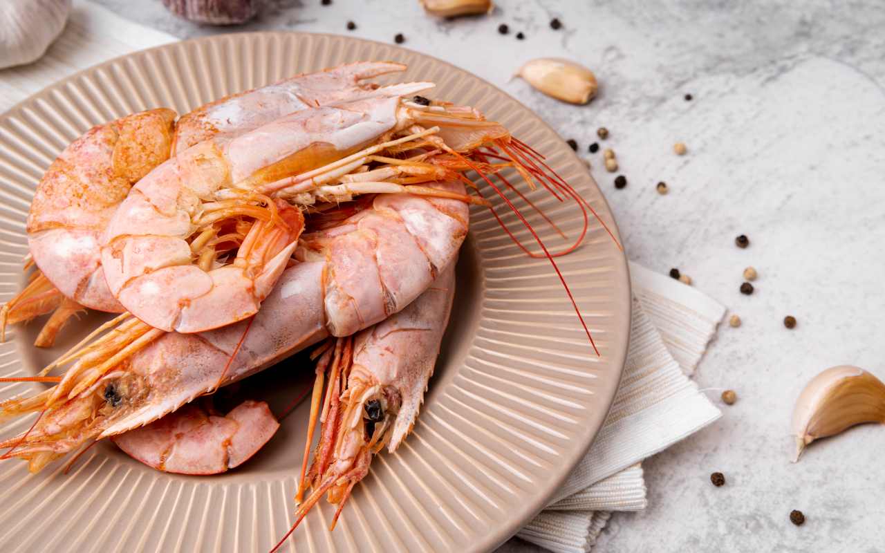 Gamberi crudi in un piatto