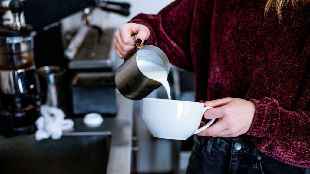 Latte nella tazza (pexels.com) - romagnaatavola.it