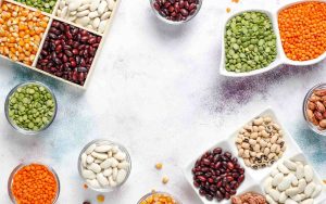 Diversi tipi di legumi su un tavolo
