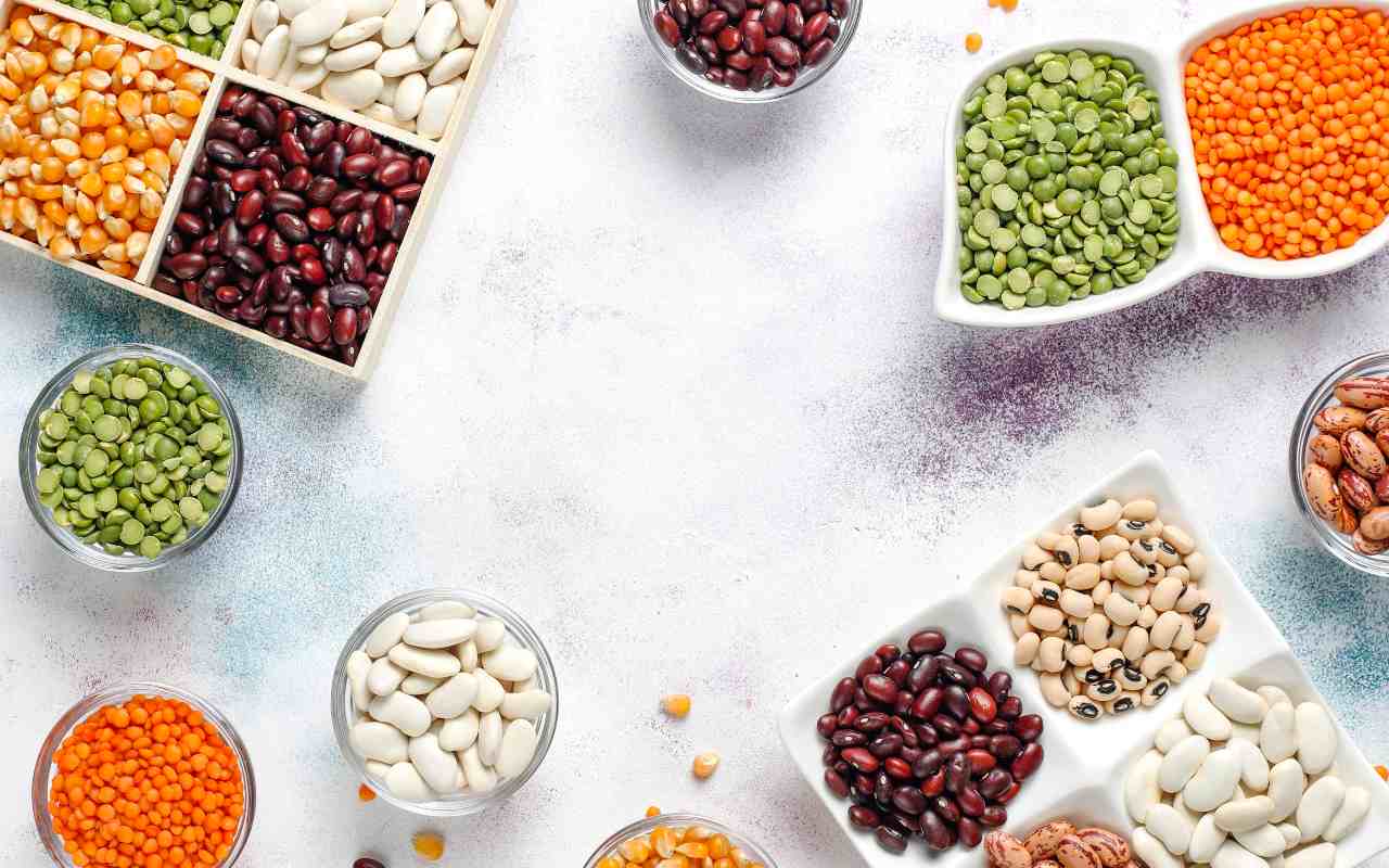 Diversi tipi di legumi su un tavolo