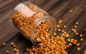 Mais in un barattolo su un tavolo