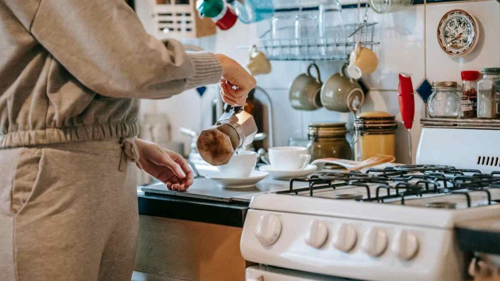 Moka, “Non vi permettete di lavarla con l’acqua”: dovete solo smontare la cucina poi | Lanciato l’allarme