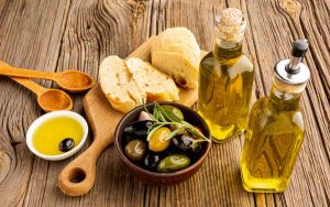 Olio, bruschette e olive su un tavolo