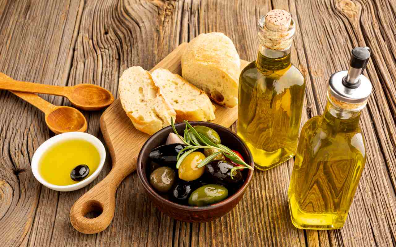 Olio, bruschette e olive su un tavolo