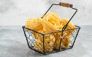 Pasta cruda in un carrello