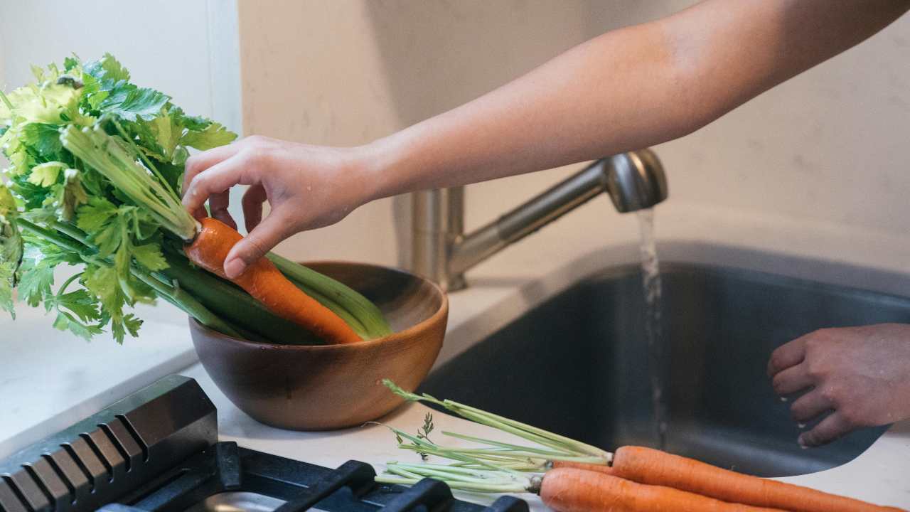 Preparazione soffritto (pexels.com) - romagnaatavola.it