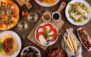 Una tavola imbandita al ristorante