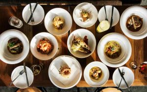 Una tavola imbandita al ristorante