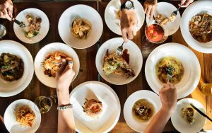 Una tavola piena di portate in un ristorante All You Can Eat