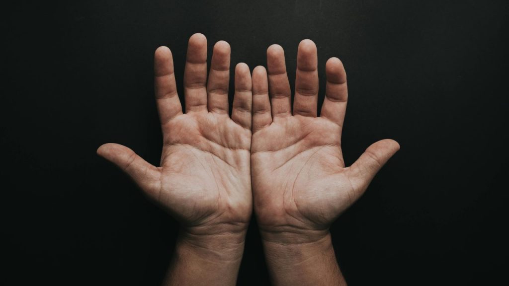 Sintomi agli arti (pexels.com) - romagnaatavola.it