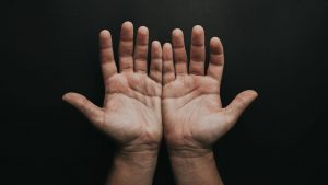 Sintomi agli arti (pexels.com) - romagnaatavola.it