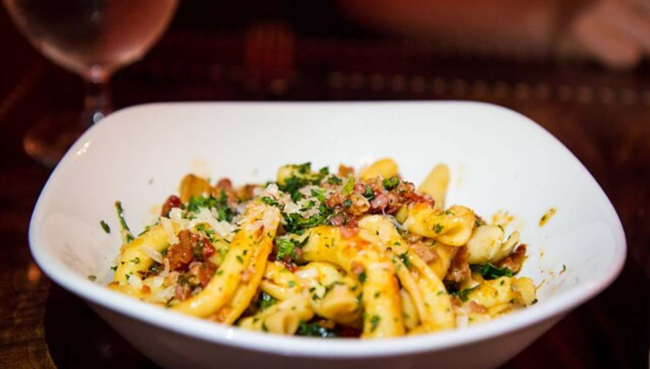 pasta in piatto bianco