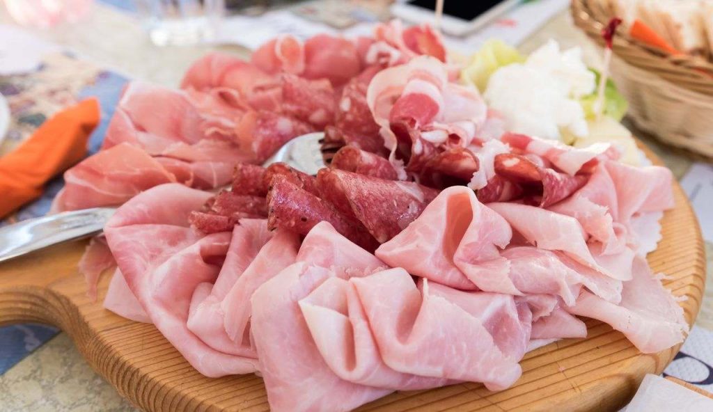 Salumi, l’allarme del Ministero della Salute: “Elevato rischio microbiologico” | Sono contaminati, non dovete mangiarli