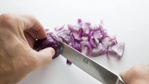 Taglio della cipolla (pexels.com) - romagnaatavola.it