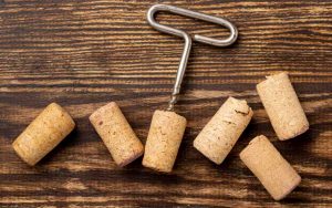 Tappi di sughero su un tavolo