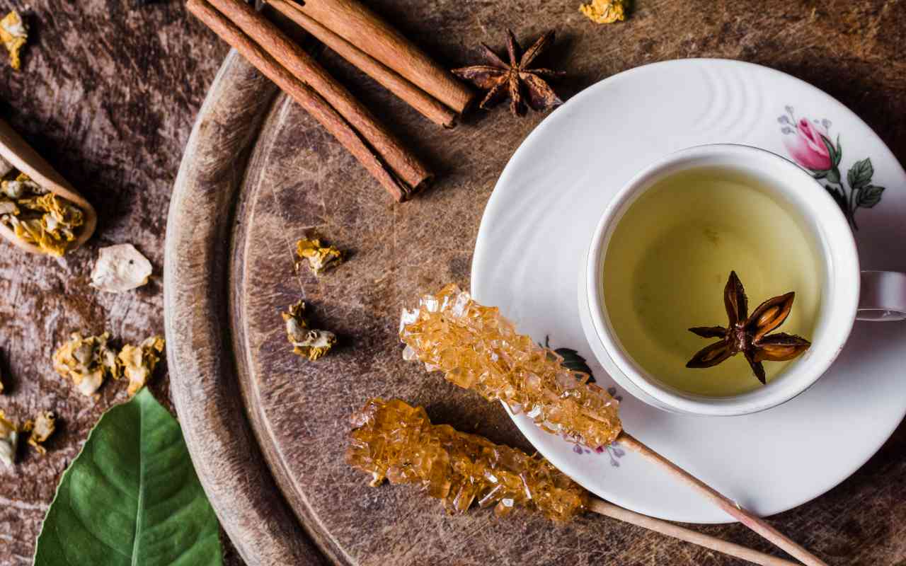 Una tisana naturale con spezie e zucchero