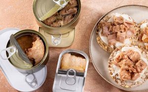 Diversi tipi di tonno in scatola