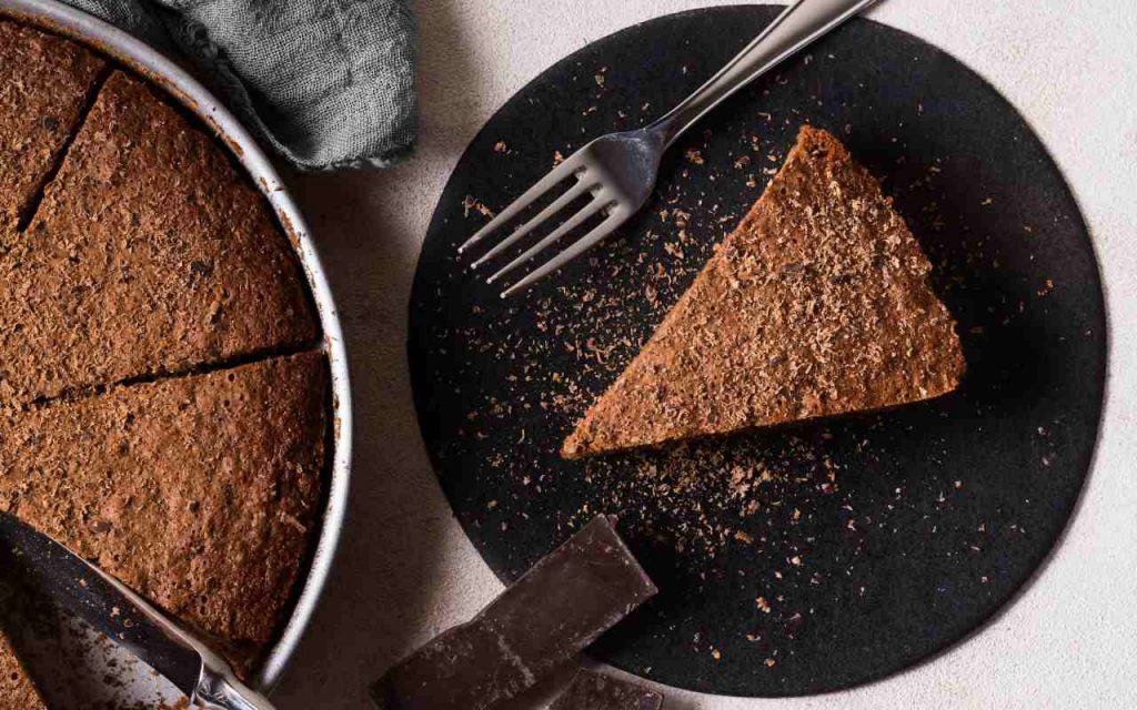 Torta al cioccolato senza farina e lattosio, ha il cuore morbidissimo e un sapore unico | Un vero piacere per occhi e palato