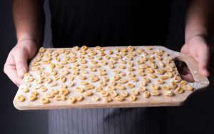 Tortellini freschi su un tagliere