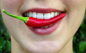 bocca con peperoncino tra i denti