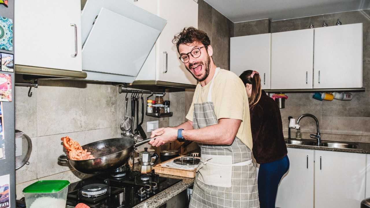 uomo che cucina