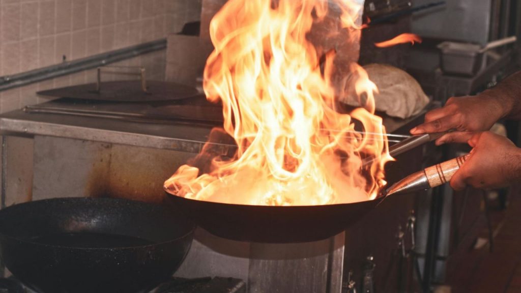 Padelle, non osate metterle sul fuoco prima di aver aggiunto questo ingrediente: rischiate di far saltare in aria la casa