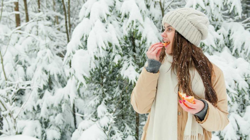 donna che mangia sotto la neve