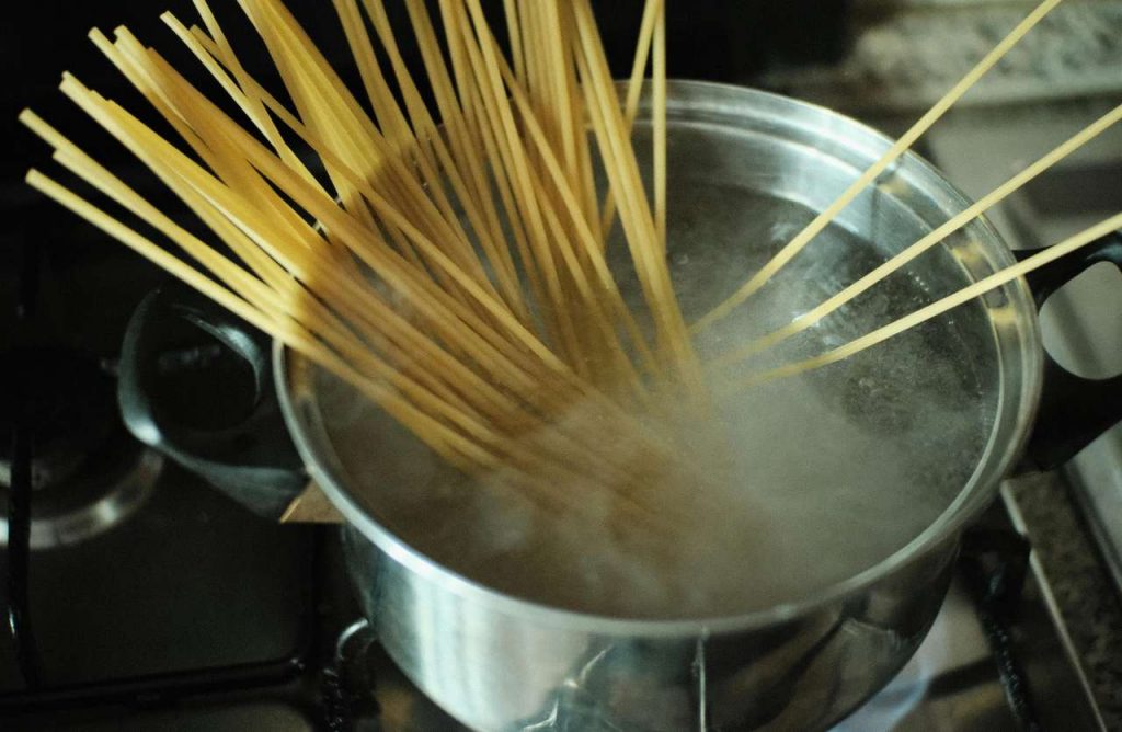 pasta in pentola con acqua