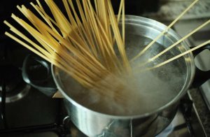 pasta in pentola con acqua
