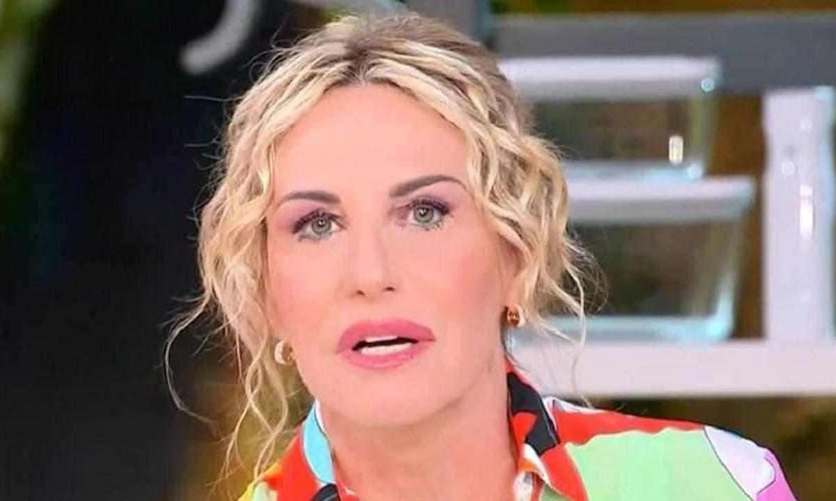 Caos in diretta a È sempre mezzogiorno, la gaffe di Antonella Clerici manda tutti nel panico | Il dettaglio sfuggito che nessuno doveva sentire