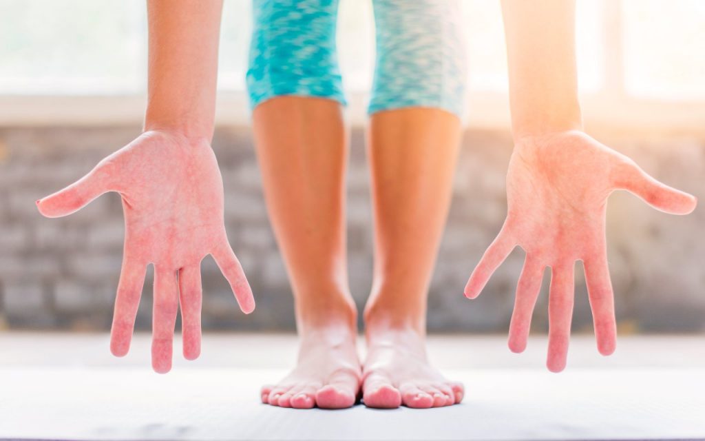 Una persona che mostra le mani