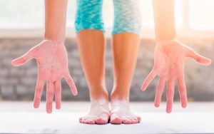 Una persona che mostra le mani