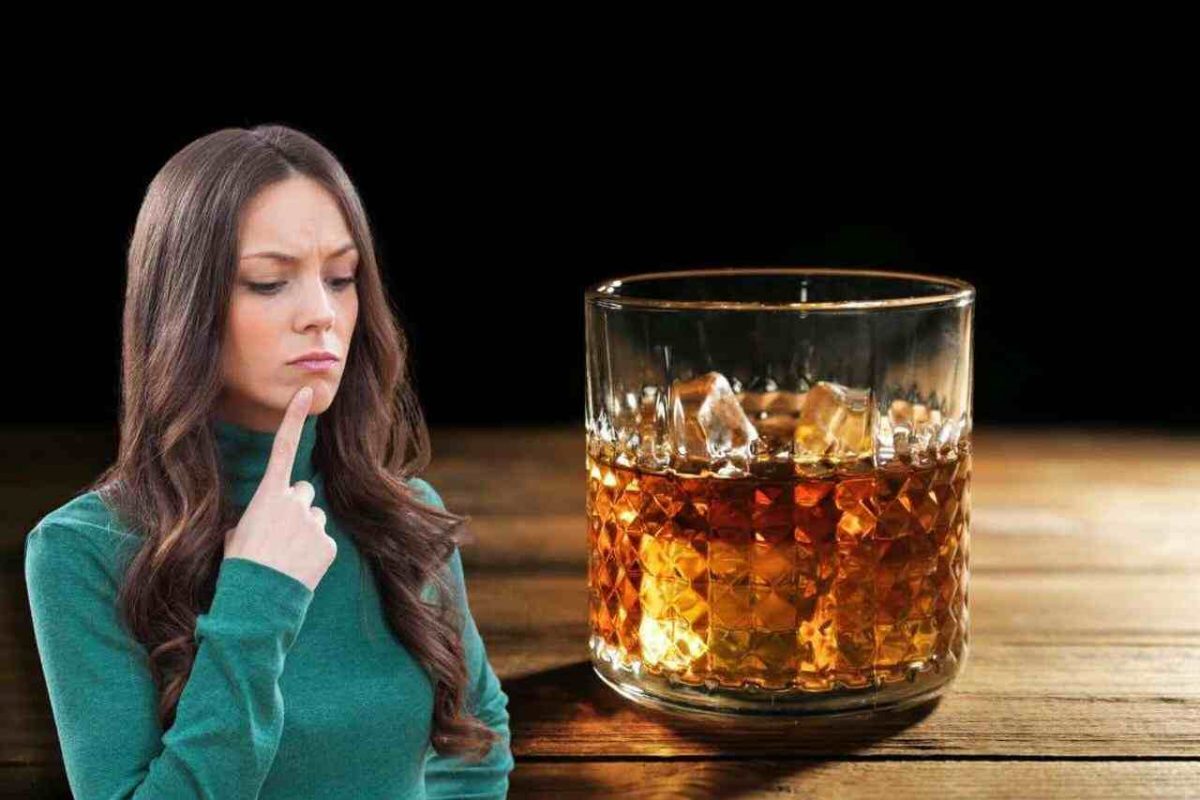 Addio aloni da bicchieri sul legno: il trucco casalingo che funziona davvero | proteggi i tuoi mobili