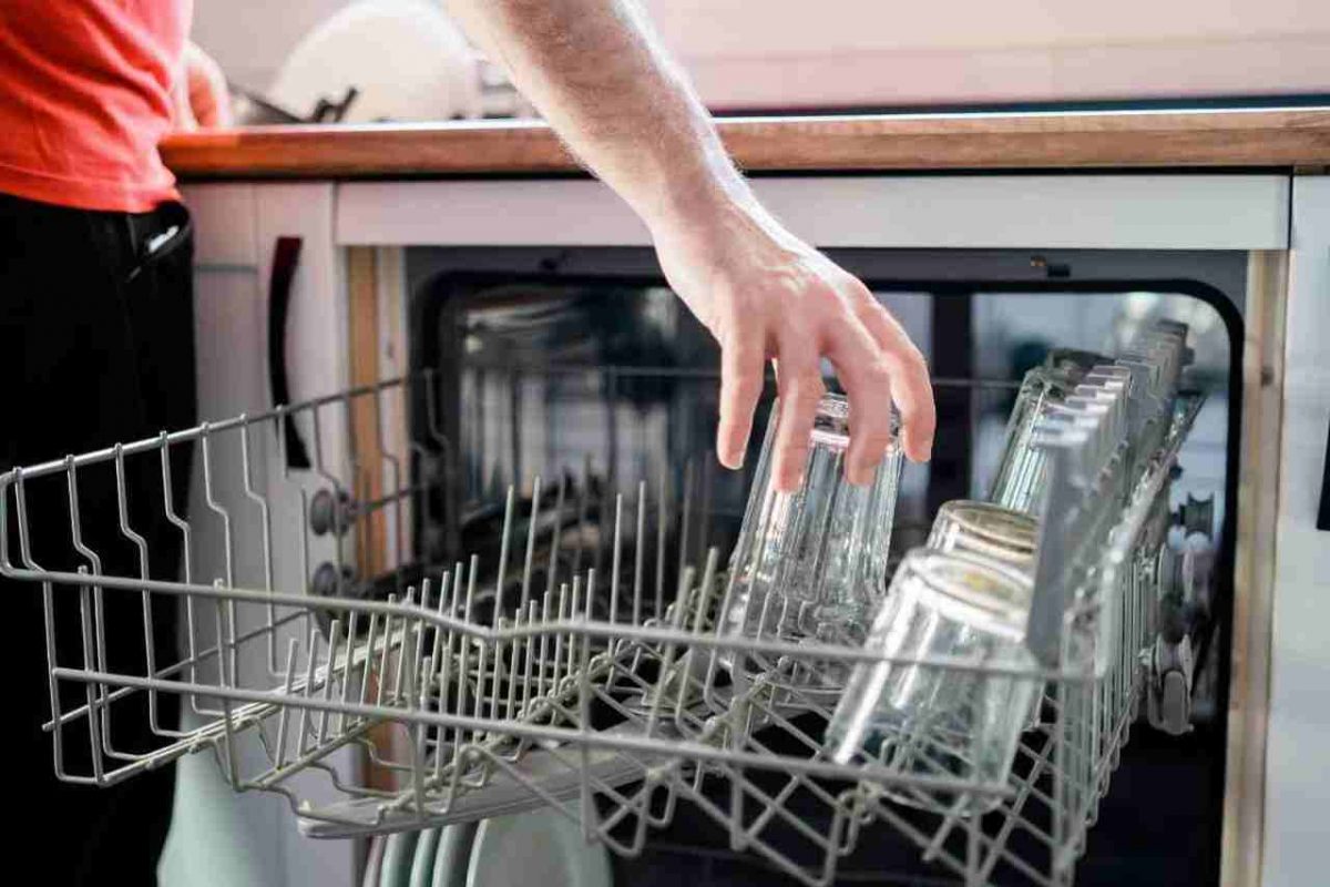 Lavastoviglie, c’è un tasto da schiacciare ogni volta che la fai partire: ti spiego come trovarlo | Risparmi anche 300€