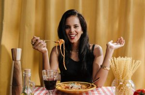 donna che mangia pasta