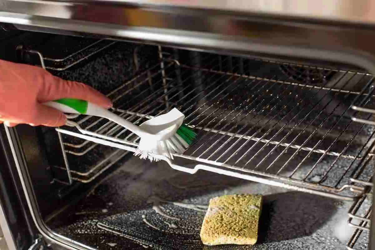Forno incrostato, il trucco lampo che lo pulisce in pochi secondi senza fatica | Perfetto durante le feste di Natale