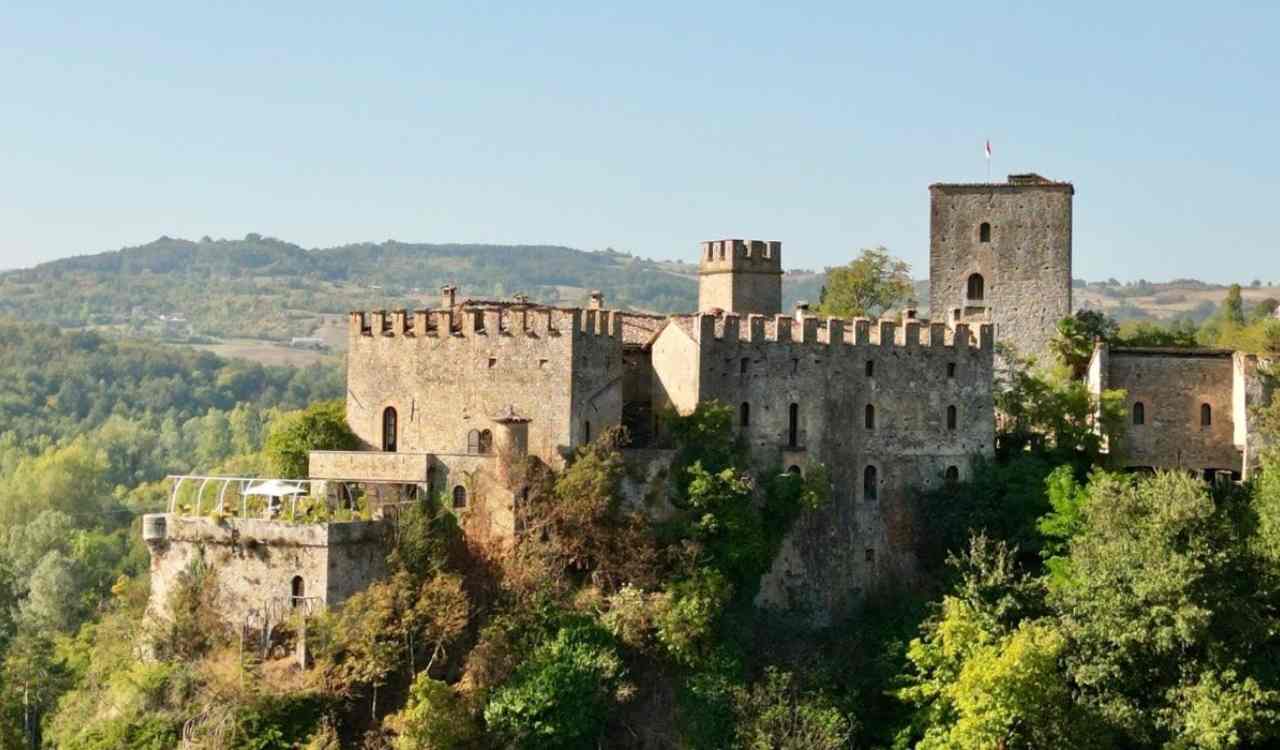 Lo chiamano il Borgo delle Fiabe | Case dipinte, presepi di paglia e magie tra le colline piacentine: il paese incantato da vedere questo Natale