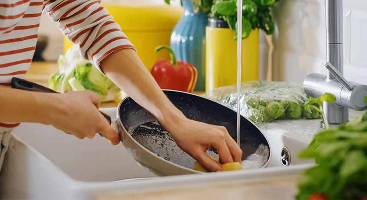 Pentole rovinate dal calcare, il metodo veloce che le fa tornare splendenti | Tutti commettono sempre lo stesso errore