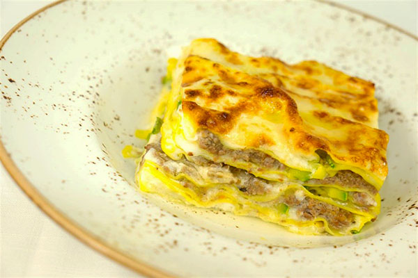 Lasagna gratinata al ragù di mora romagnola, zucchine, fiori di zucca e tartufo nero_Quartopiano Suite Restaurant