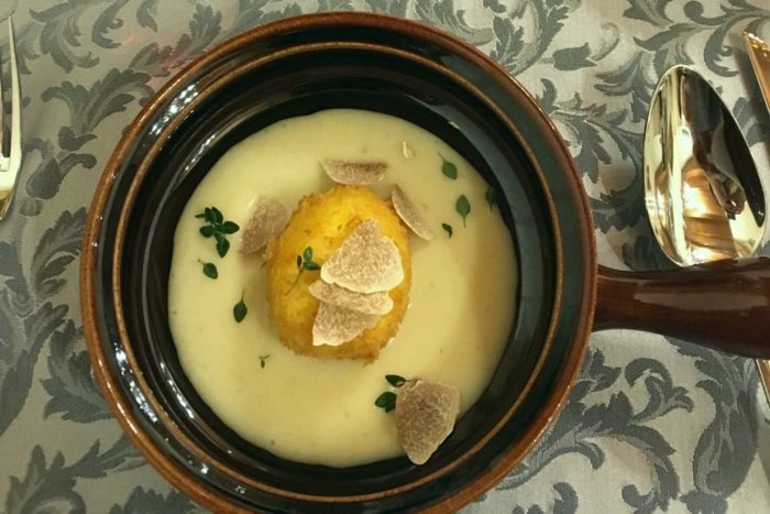 Uovo fritto cotto a bassa temperatura con tartufo bianco, crema di patate e porri e origano fresco dell’orto - Agriturismo I Merisi - Forlì