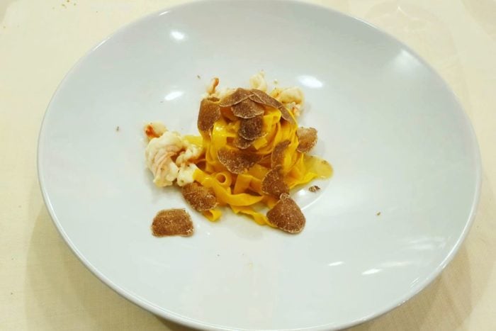 Tagliatelle ai rossi d’uovo con mazzancolle nostrane e tartufo bianco - Morciano di Romagna
