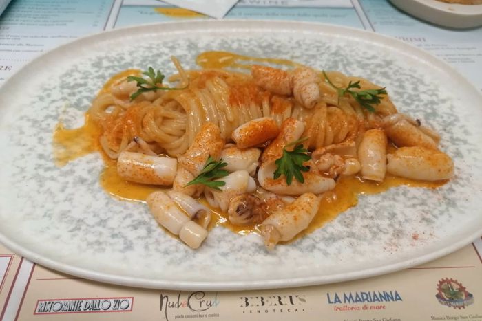 Amorimini - Rimini - Spaghettone Mancini, aglio, olio, peperoncino e calamaretti tiffelli